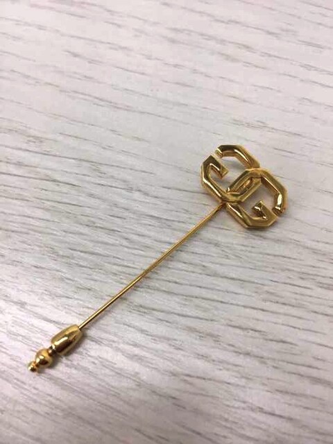 Givenchy ジバンシィ ロゴ ブローチファッション雑貨 男性ファッション 新品 中古のオークション モバオク No