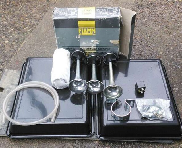 激レア 旧車 新品未使用 Fiamm フィアム3連ミュージックホーン 新品 中古のオークション モバオク