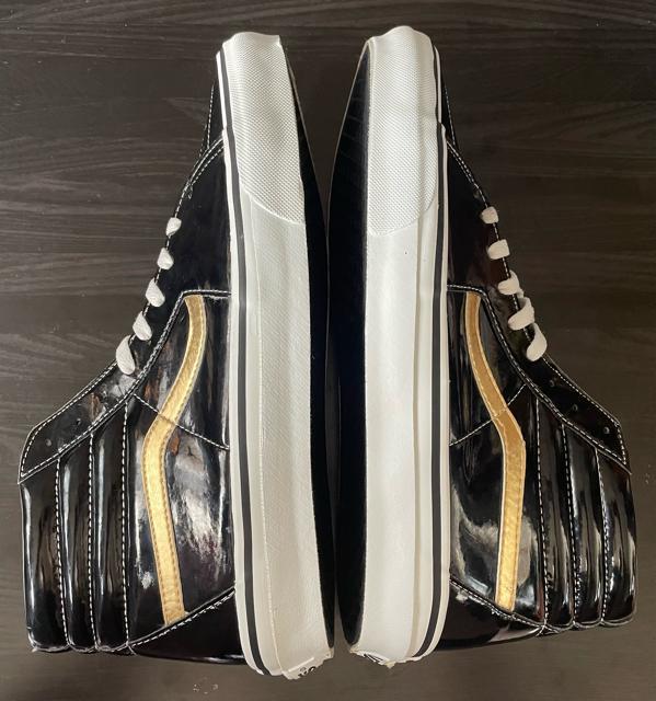【美品】roar　×　VANS　スニーカー　10.5　ブラック　ゴールド　拳銃 美品】roar × VANS スニーカー 10.5 ブラック ゴールド 拳銃