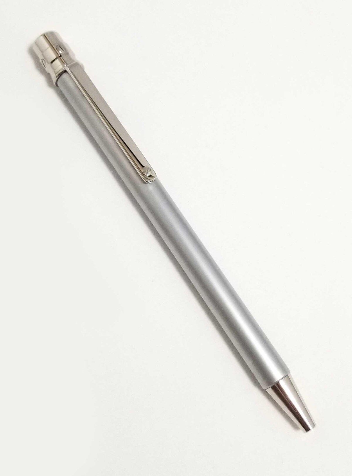 高質で安価 新品未使用 cartier サントスドゥカルティエ ボールペン おすすめ品 カルティエ OP000133 シルバー ボールペン CARTIER 筆記具