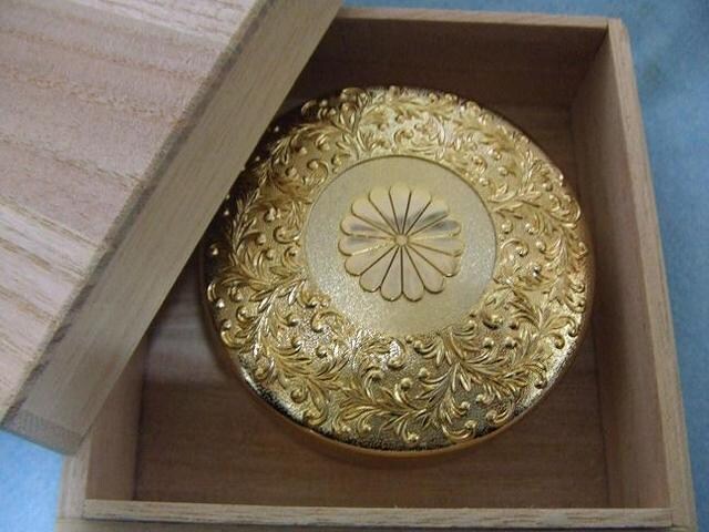 菊の御紋印鑑朱肉24kgp 天皇室菊紋家紋皇居皇室 金 新品 中古のオークション モバオク 菊の御紋印鑑朱肉24kgp 天皇室菊紋家紋皇居皇室 金 新品 中古のオークション モバオク