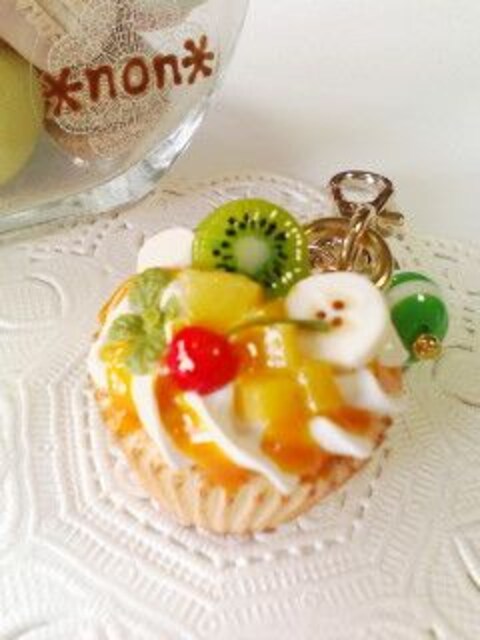 フェイクスイーツアクセ フルーツカップケーキ キーホルダー ナスカンチャーム 新品 中古のオークション モバオク
