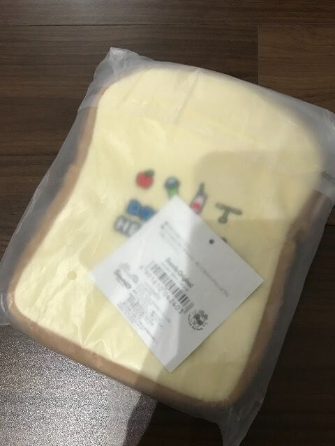 ドラえもん ハローキティコラボ化粧ポーチ暗記パンアンキパン 新品 中古のオークション モバオク