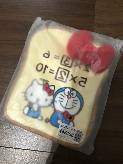 ドラえもん ハローキティコラボ化粧ポーチ暗記パンアンキパン 新品 中古のオークション モバオク