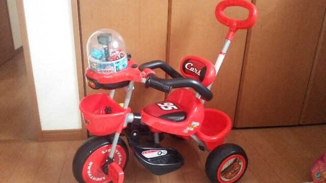 Used カーズ光る鳴る動くカッコイイかじ取り三輪車 １歳 ４歳位 新品 中古のオークション モバオク